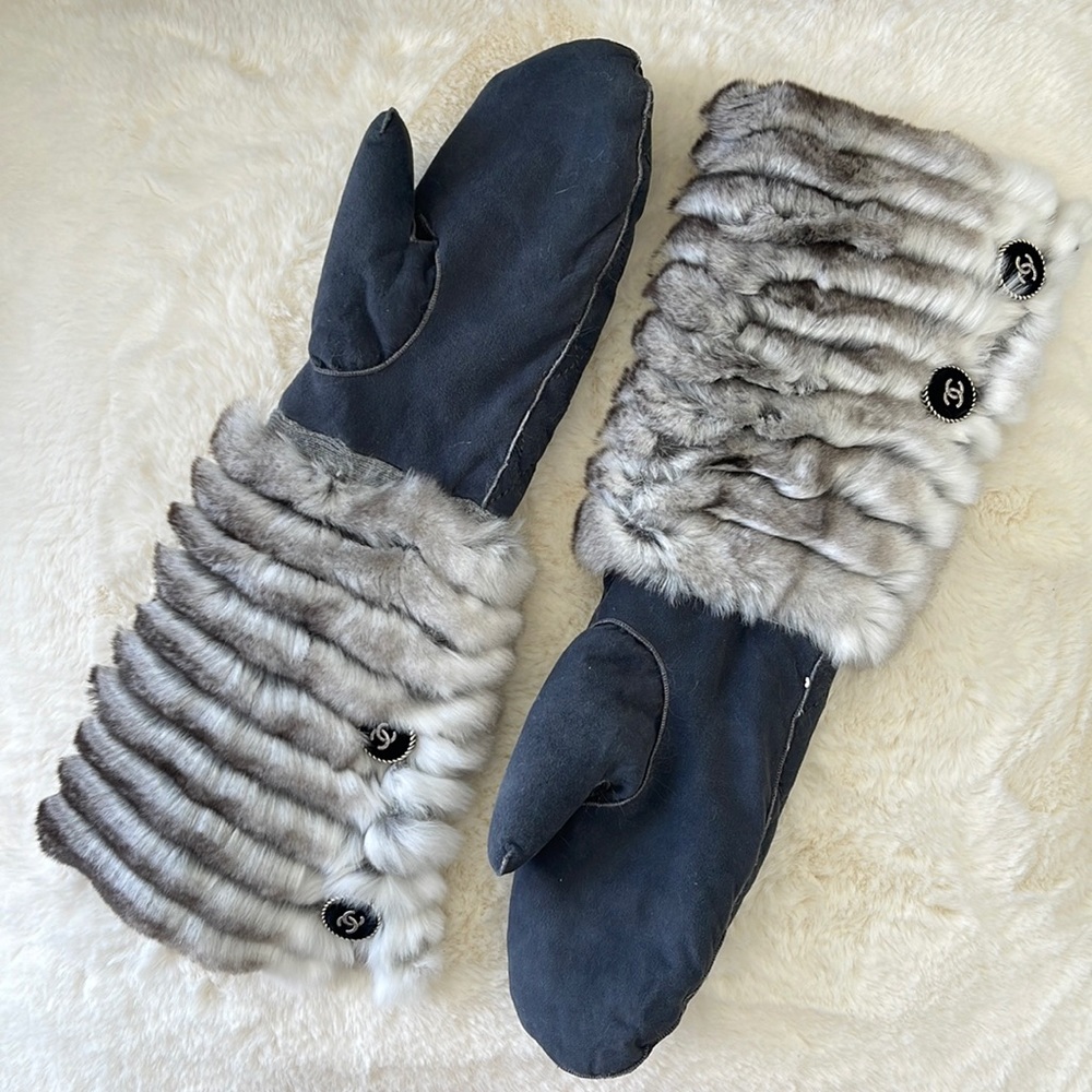 Never worn Chanel fur gloves